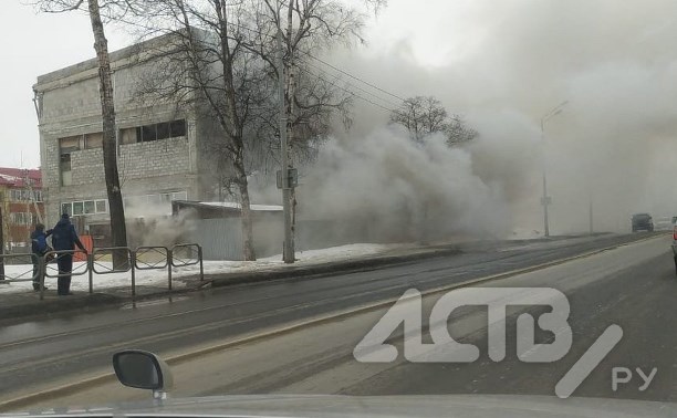 Очевидцы: в Южно-Сахалинске горит здание на улице Железнодорожной