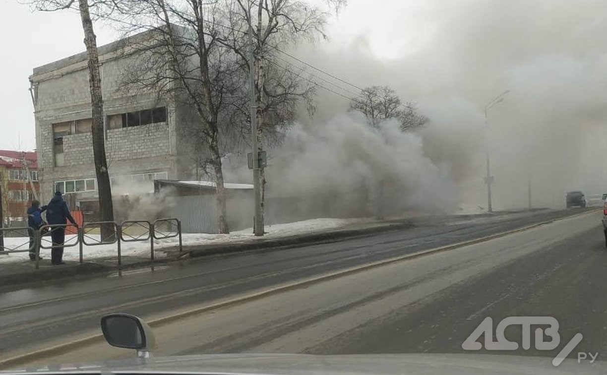Очевидцы: в Южно-Сахалинске горит здание на улице Железнодорожной