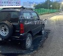 И так сойдёт: на Камчатке дорожники заасфальтировали дорогу вокруг стоящего автомобиля