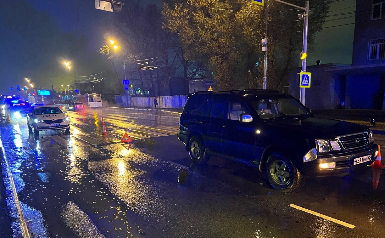 Очевидцев наезда внедорожника на женщину ищут в Южно-Сахалинске