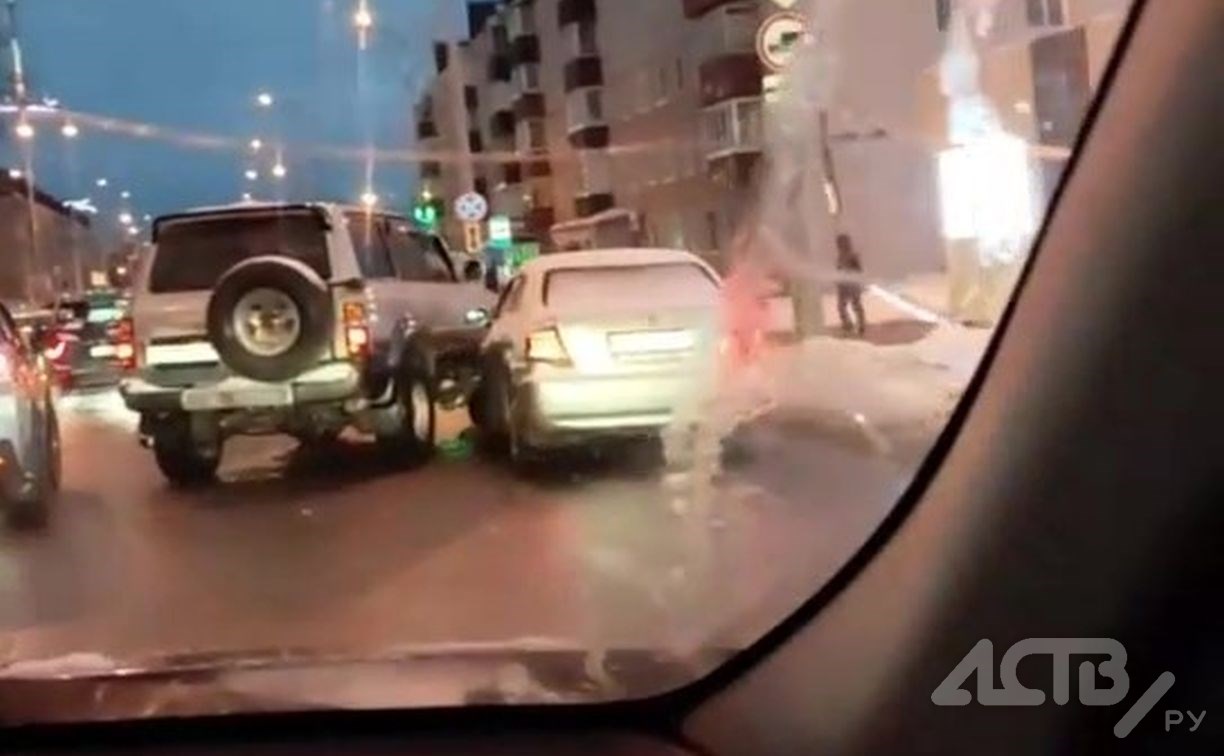 Сразу два ДТП в одном месте произошли в Южно-Сахалинске