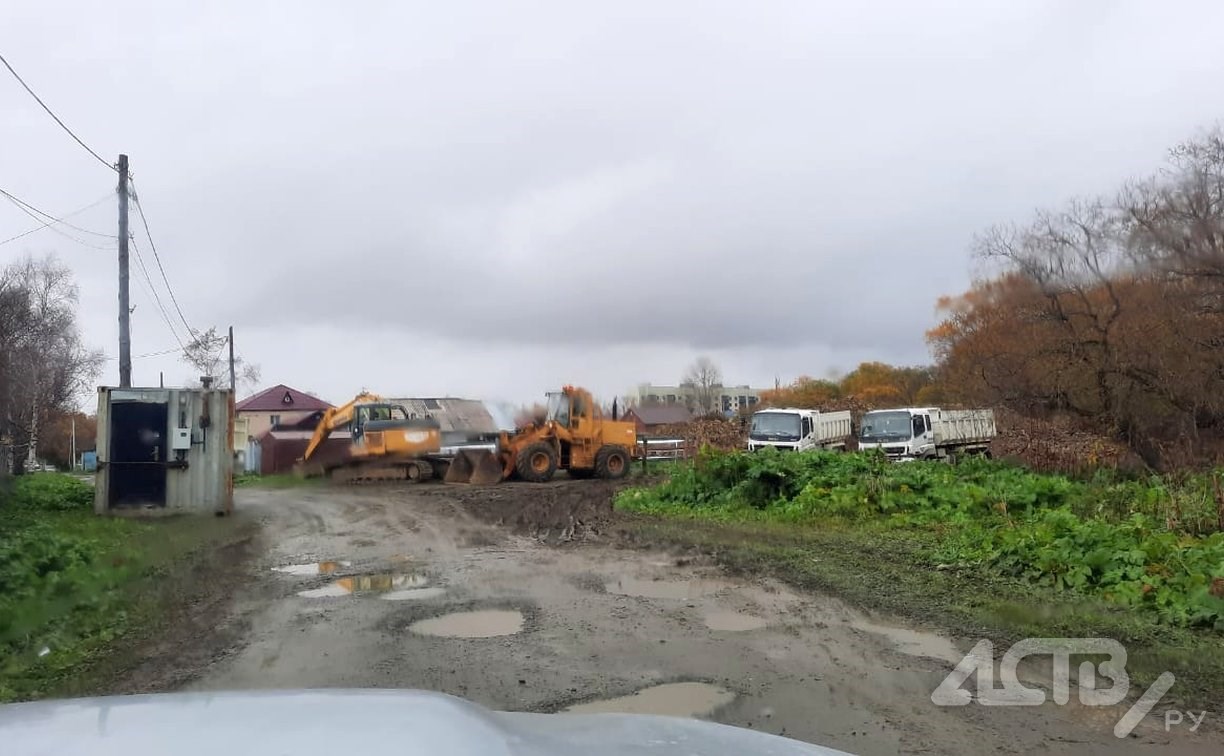 "Две недели назад был чистый двор, а теперь это свинарник": сахалинец пожаловался на грузовики