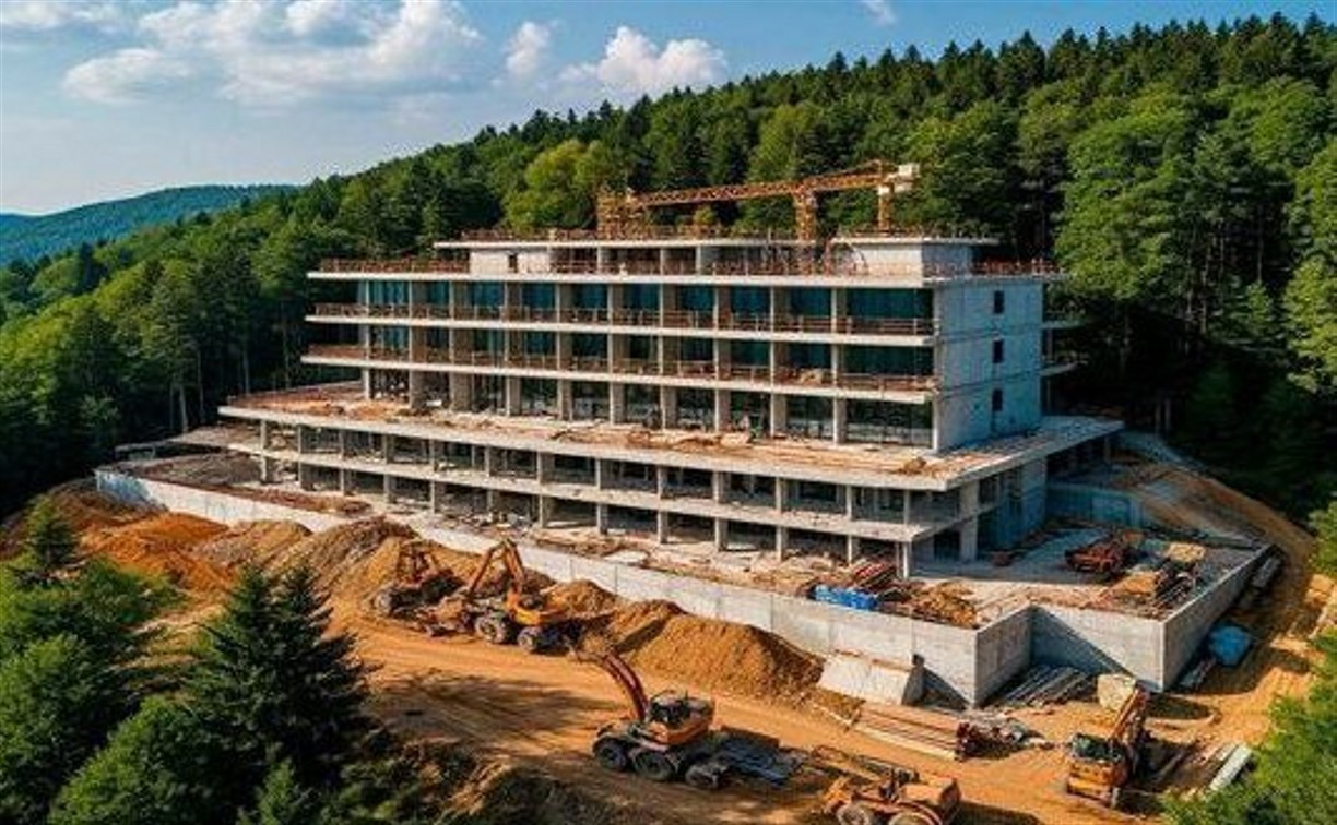 Внеплановая проверка выявила нарушения при строительстве отеля на "Горном воздухе"