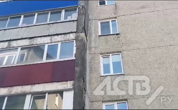 Фасад дома в Ново-Александровске рискует упасть на головы жильцам