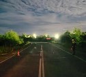 Водителя ослепил свет фар: на Сахалине Toyota Passo сбил пешехода на обочине трассы 