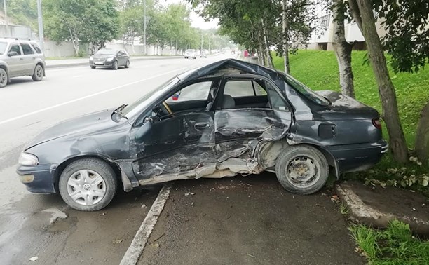 Внедорожник врезался в легковой автомобиль в Корсакове