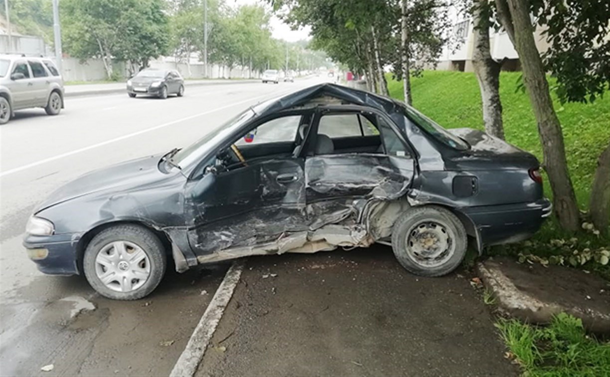 Внедорожник врезался в легковой автомобиль в Корсакове