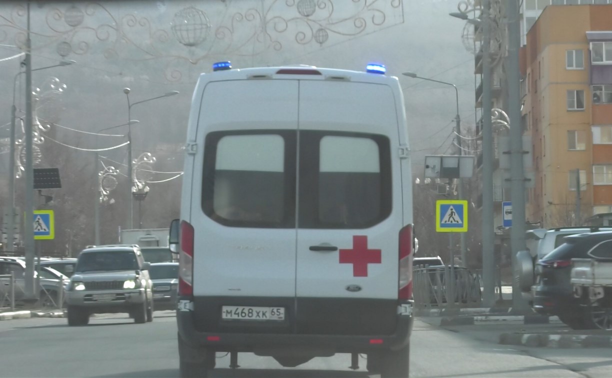 Сахалинский водитель заплатит 20 тысяч рублей за то, что не пропустил скорую помощь
