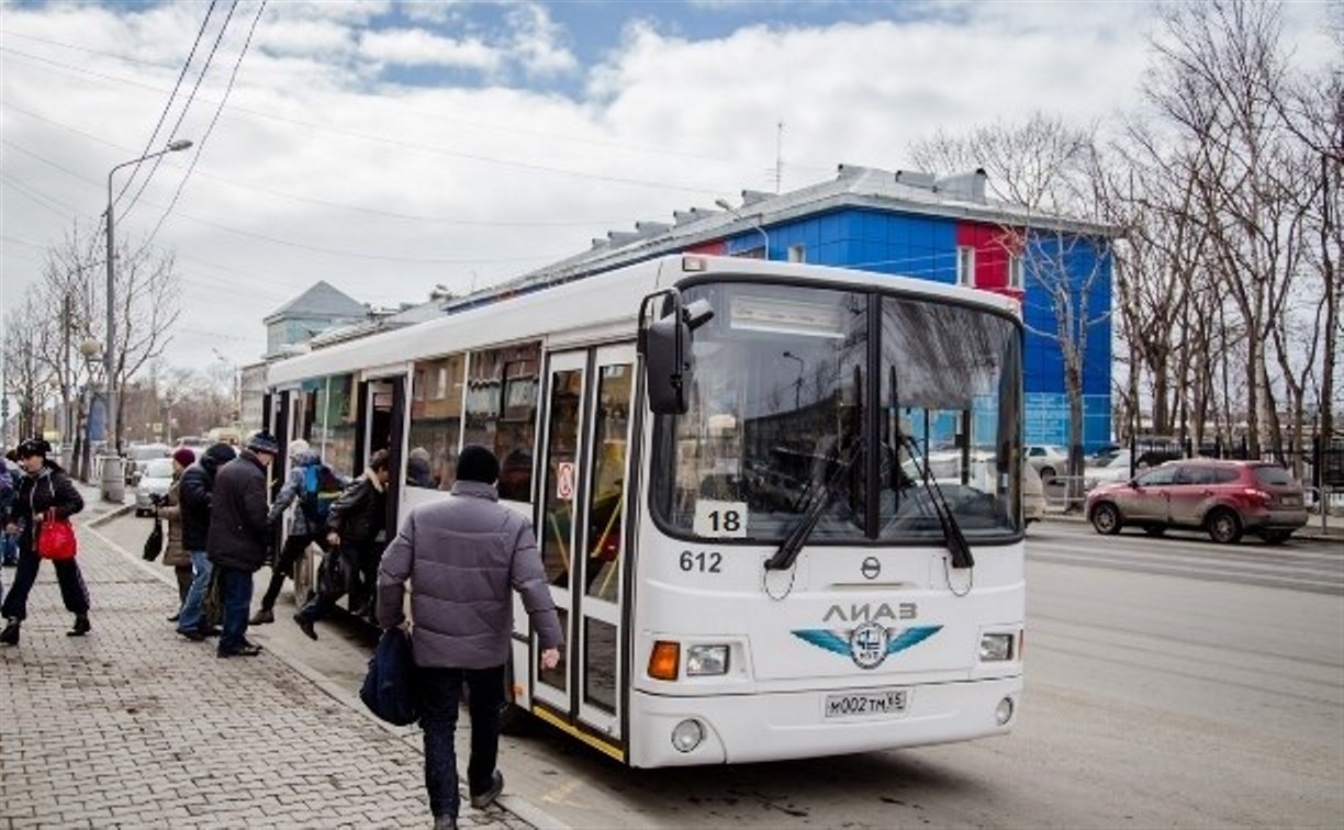 Жители Октябрьского час прождали 18-й автобус на остановке