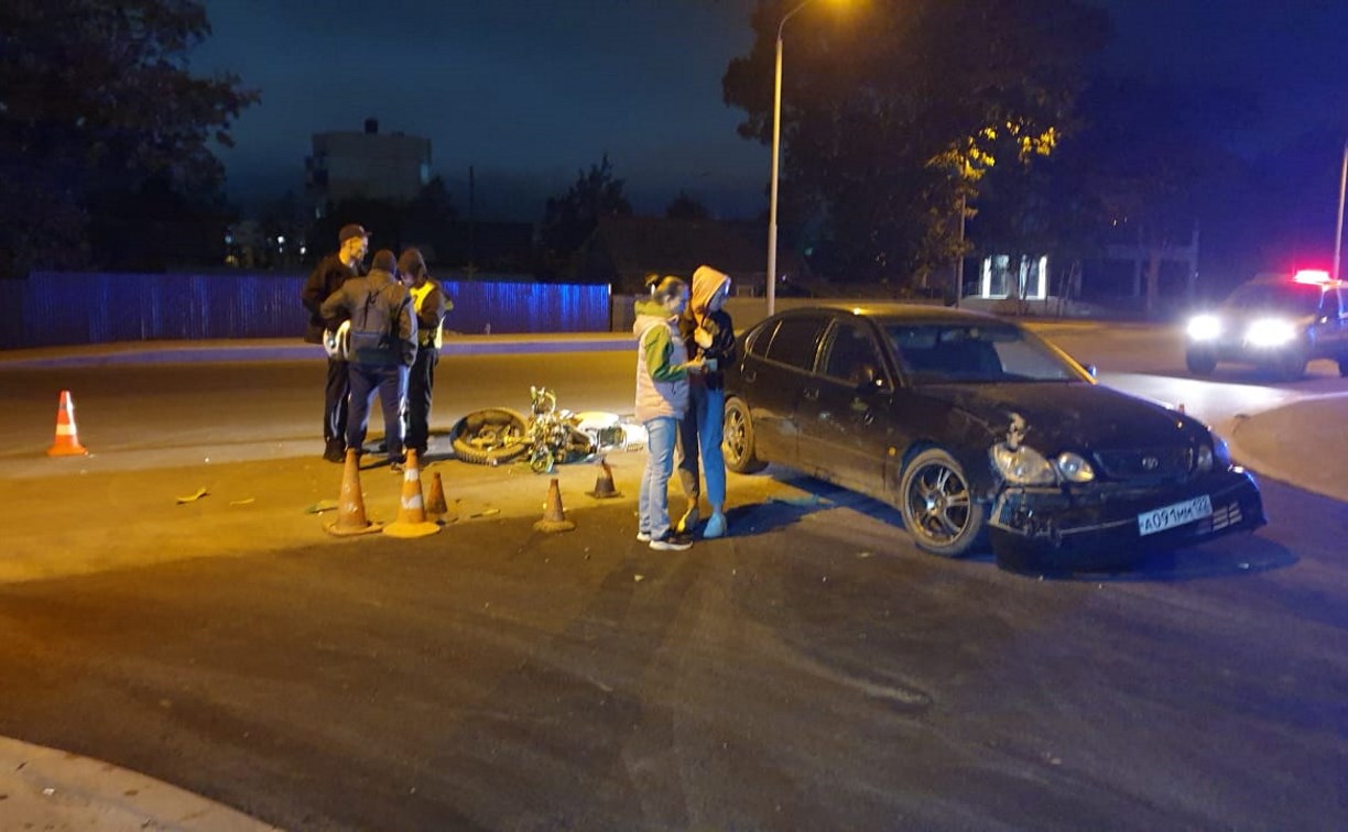 Мотоциклист врезался в седан в Южно-Сахалинске