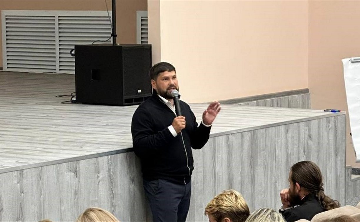 Глава Углегорского района предупреждает о мошенниках, использующих его имя