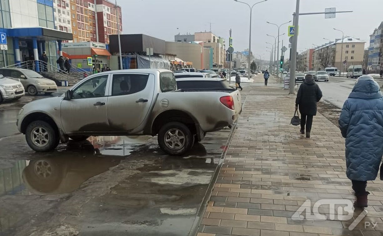 Южносахалинцы показали, как "слепые водители" паркуются невпопад у торгового центра