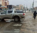 Южносахалинцы показали, как "слепые водители" паркуются невпопад у торгового центра