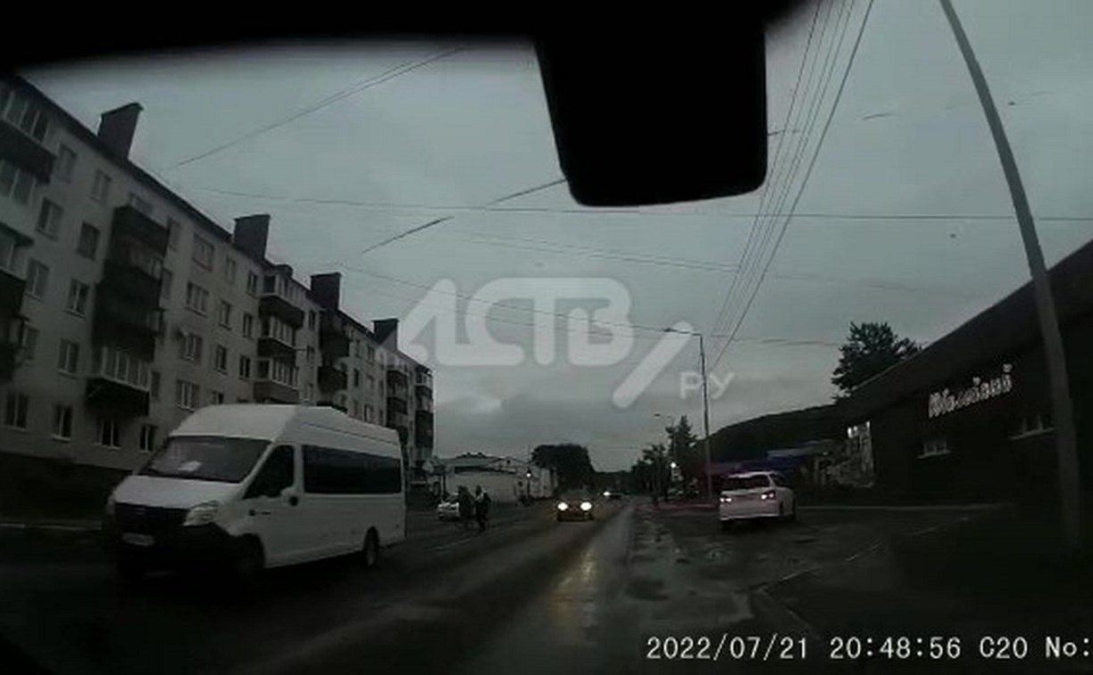 Очевидцы: водитель маршрутки на Сахалине после ДТП скрылся с места на глазах у полицейских