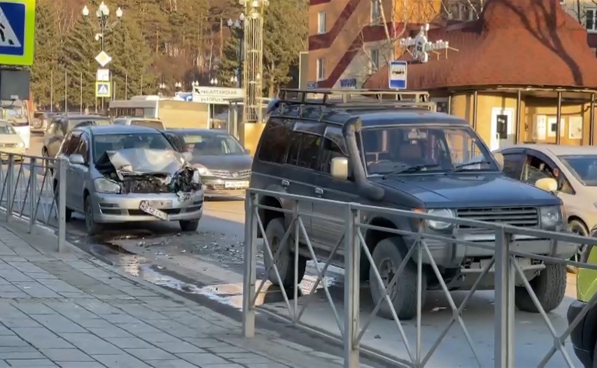 Водителю разбили нос в ДТП в Южно-Сахалинске