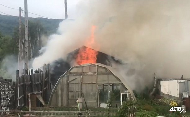 Жилой дачный дом подожгли в Южно-Сахалинске
