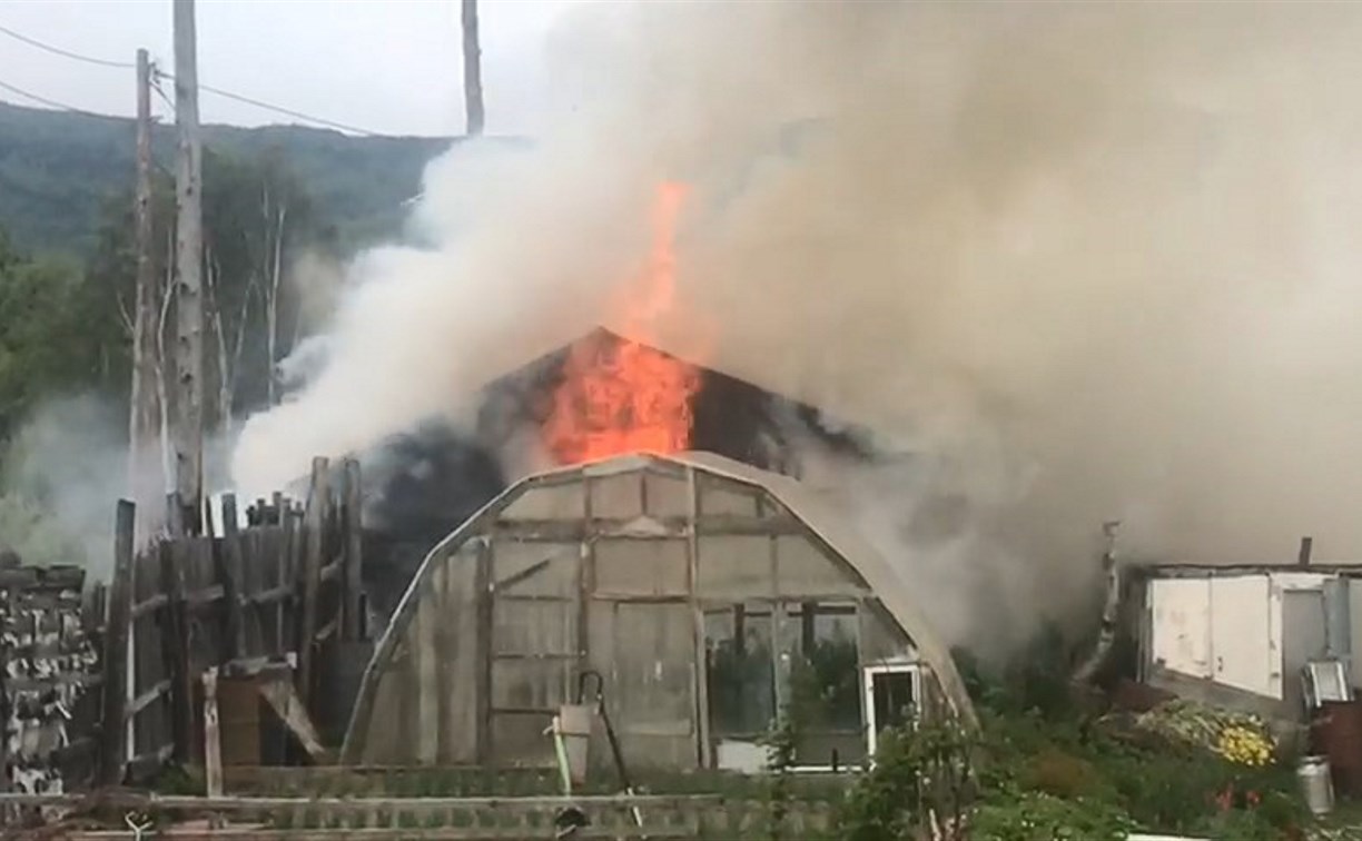 Жилой дачный дом подожгли в Южно-Сахалинске