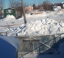 Пенсионеров и инвалида заблокировали трёхметровые сугробы в пригороде Южно-Сахалинска