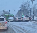 Три попавших в ДТП автомобиля перегородили дорогу на Компроспекте в Южно-Сахалинске 