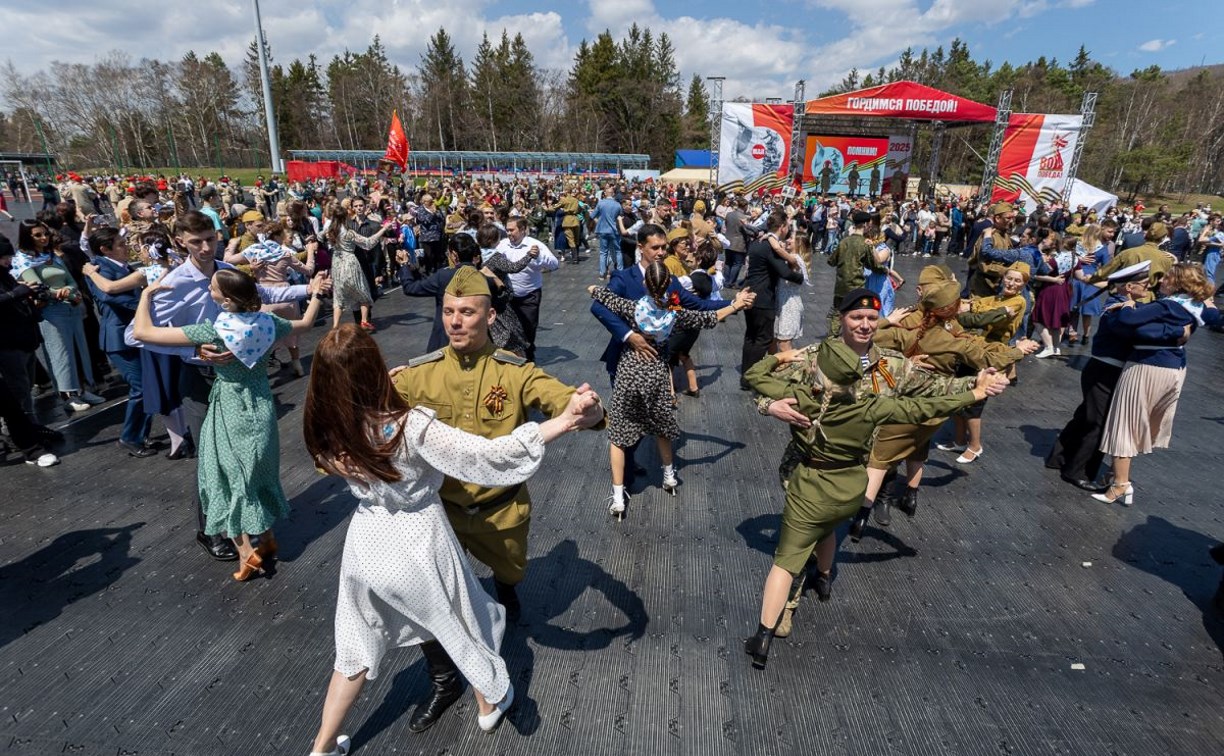 Сахалинцев приглашают станцевать "Вальс Победы" на стадионе "Космос"