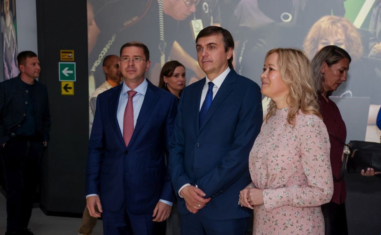 Сергей Кравцов: "Правительство Сахалинской области прилагает все усилия, чтобы выпускники школ оставались учиться в регионе"