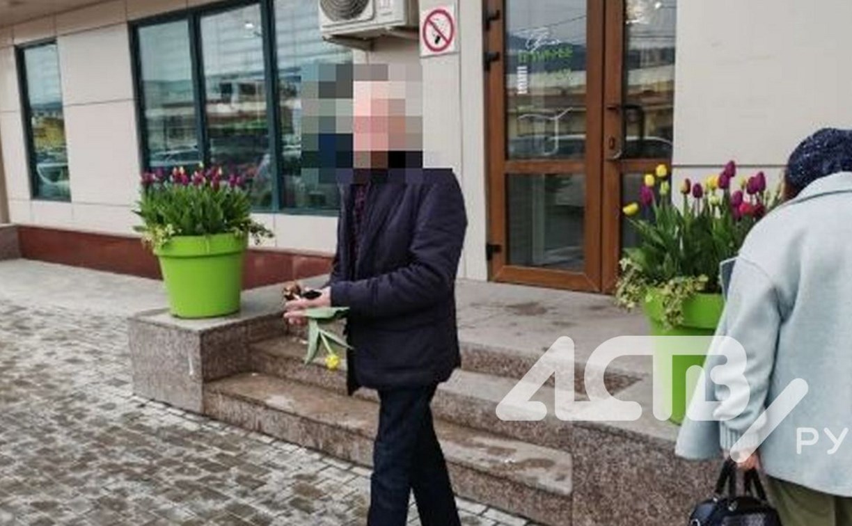 Двое сахалинцев совершили "налет" на вазон с тюльпанами у "Тепличного"