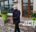 Двое сахалинцев совершили "налет" на вазон с тюльпанами у "Тепличного"