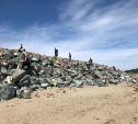 Энергетики собрали 100 мешков мусора на пляже в Охотском