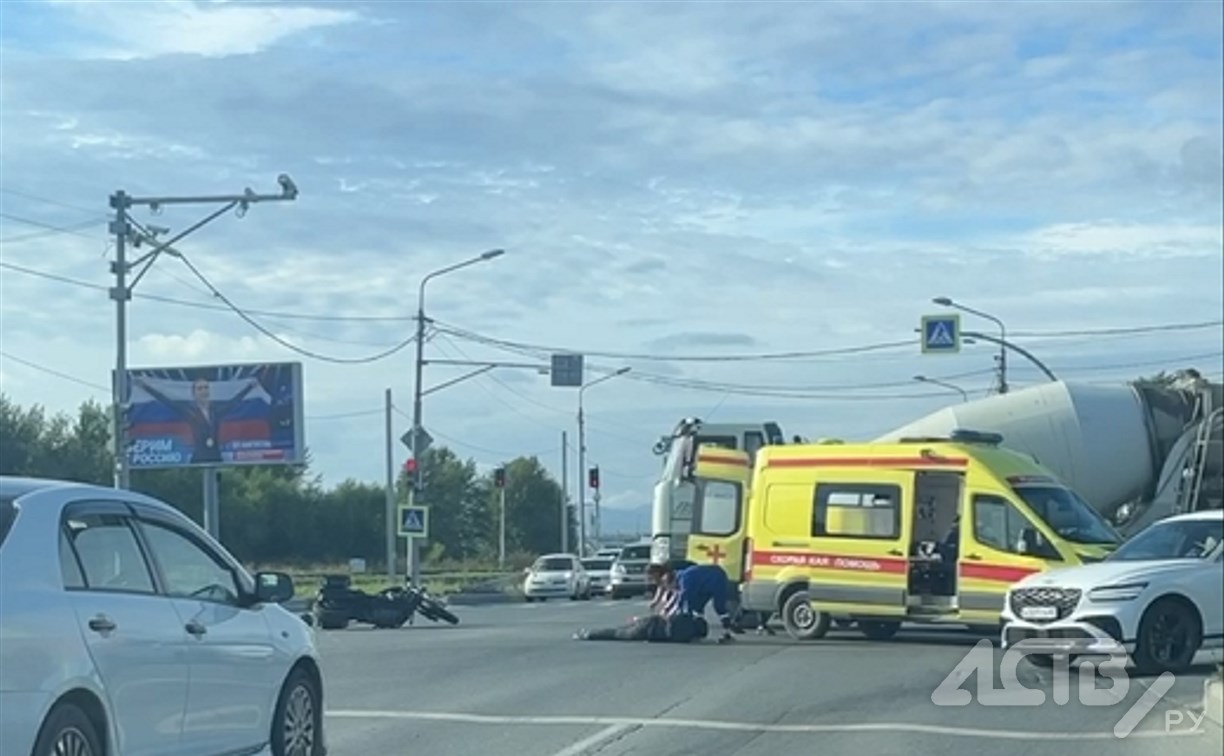 Мотоциклист резко затормозил и упал на перекрестке в Южно-Сахалинске — очевидцы