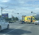 Мотоциклист резко затормозил и упал на перекрестке в Южно-Сахалинске — очевидцы