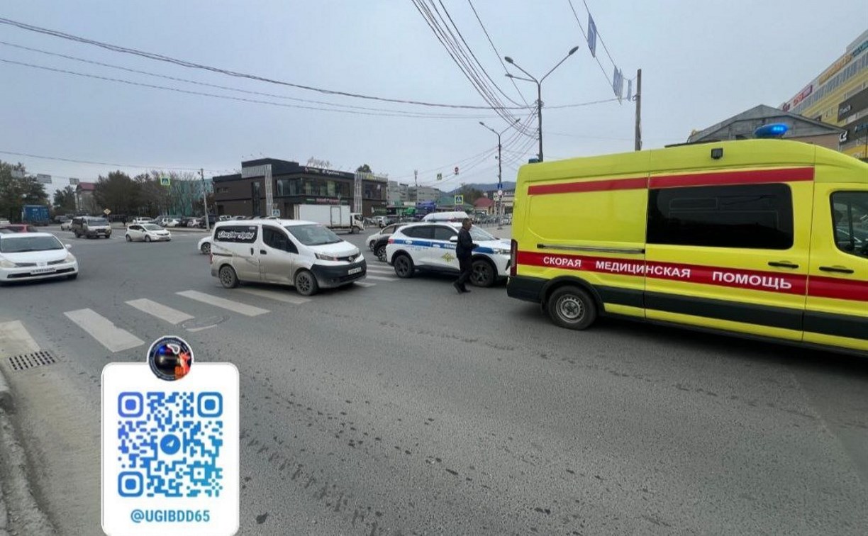 Nissan Vanette сбил 84-летнюю женщину на перекрестке в Южно-Сахалинске