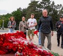 Участники “Хора Турецкого" и группы SOPRANO возложили цветы к мемориалу Славы в Южно-Сахалинске