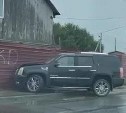 Cadillac врезался в забор в результате ДТП в Южно-Сахалинске