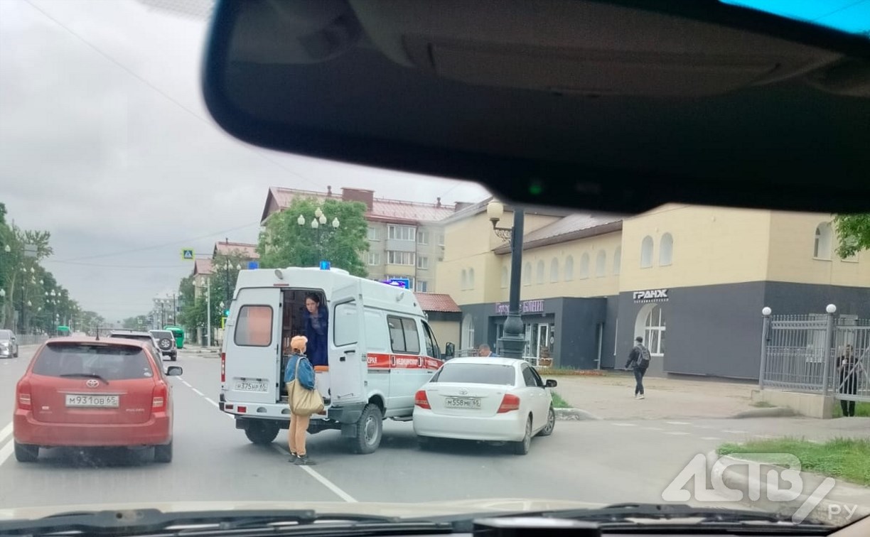 Машина скорой помощи в Южно-Сахалинске приехала к лежащему на асфальте человеку и попала в ДТП