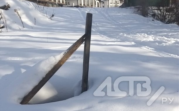На месте заброшенной базы у "Горного воздуха" отдыхающие рискуют упасть в открытые канализационные колодцы