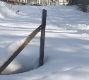 На месте заброшенной базы у "Горного воздуха" отдыхающие рискуют упасть в открытые канализационные колодцы 