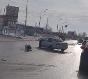 Грузовик и седан потеряли по колесу при ДТП в Южно-Сахалинске
