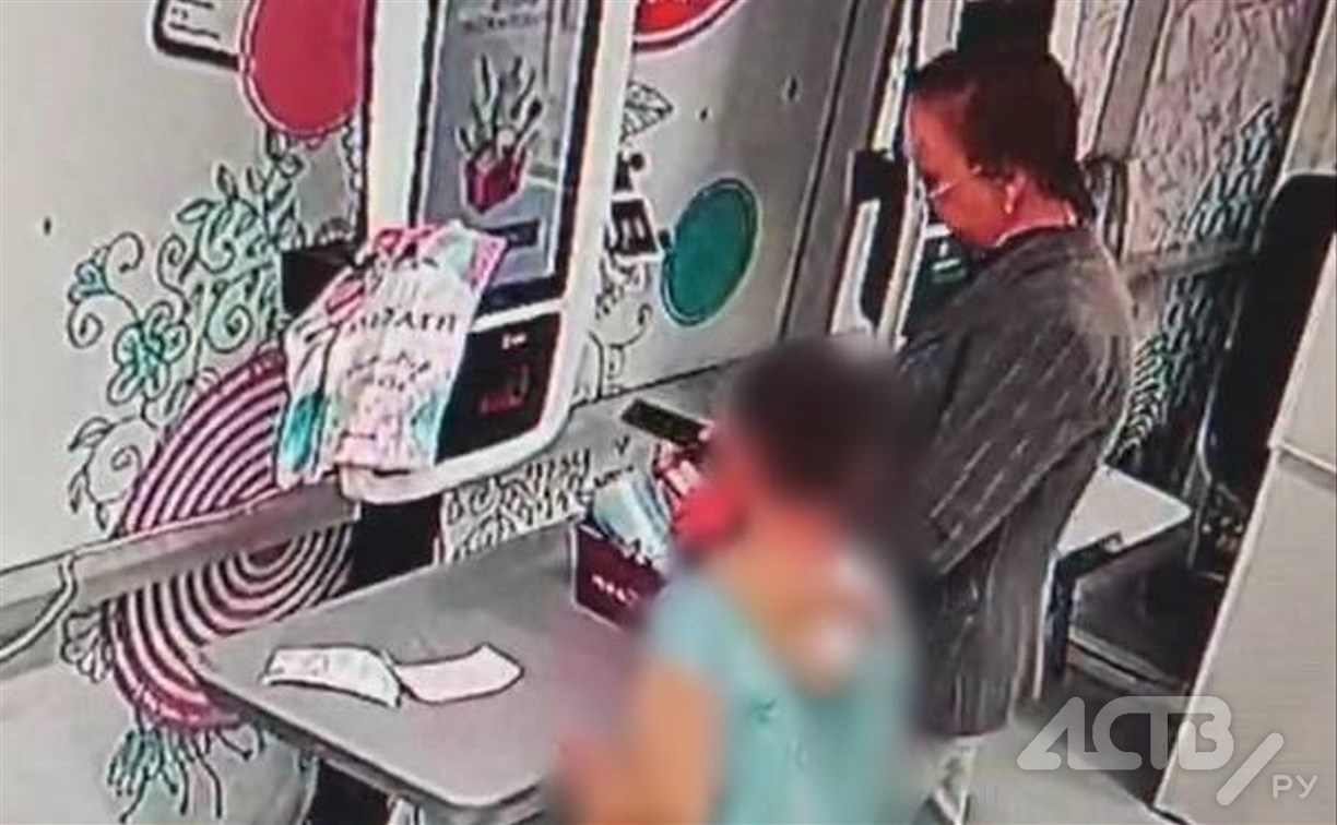 Женщина с ребенком обчистила магазин в Южно-Сахалинске на 5 тысяч, но попала в объектив видеокамеры 