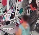 Женщина с ребенком обчистила магазин в Южно-Сахалинске на 5 тысяч, но попала в объектив видеокамеры 