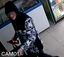 Мужчина расплачивался чужой картой в магазинах в Южно-Сахалинске и попал на камеру