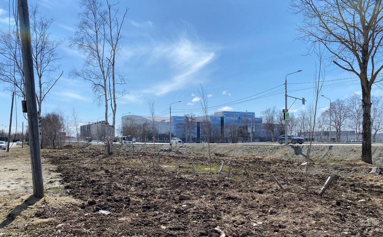 Напротив "Аква Сити" в Южно-Сахалинске выполнили временное благоустройство полосы отвода