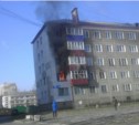 Двух человек эвакуировали из горящей пятиэтажки в Южно-Сахалинске