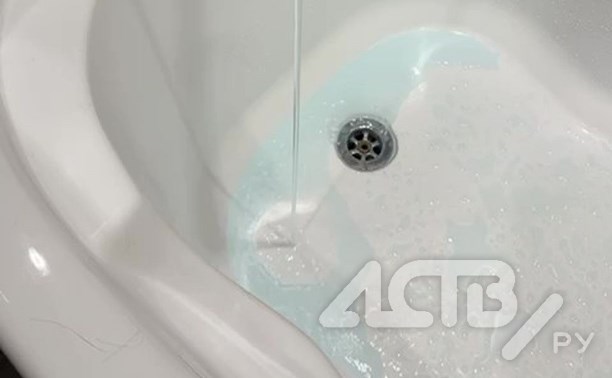Голубая вода полилась из крана южносахалинки: что известно о ситуации с водой в Дальнем