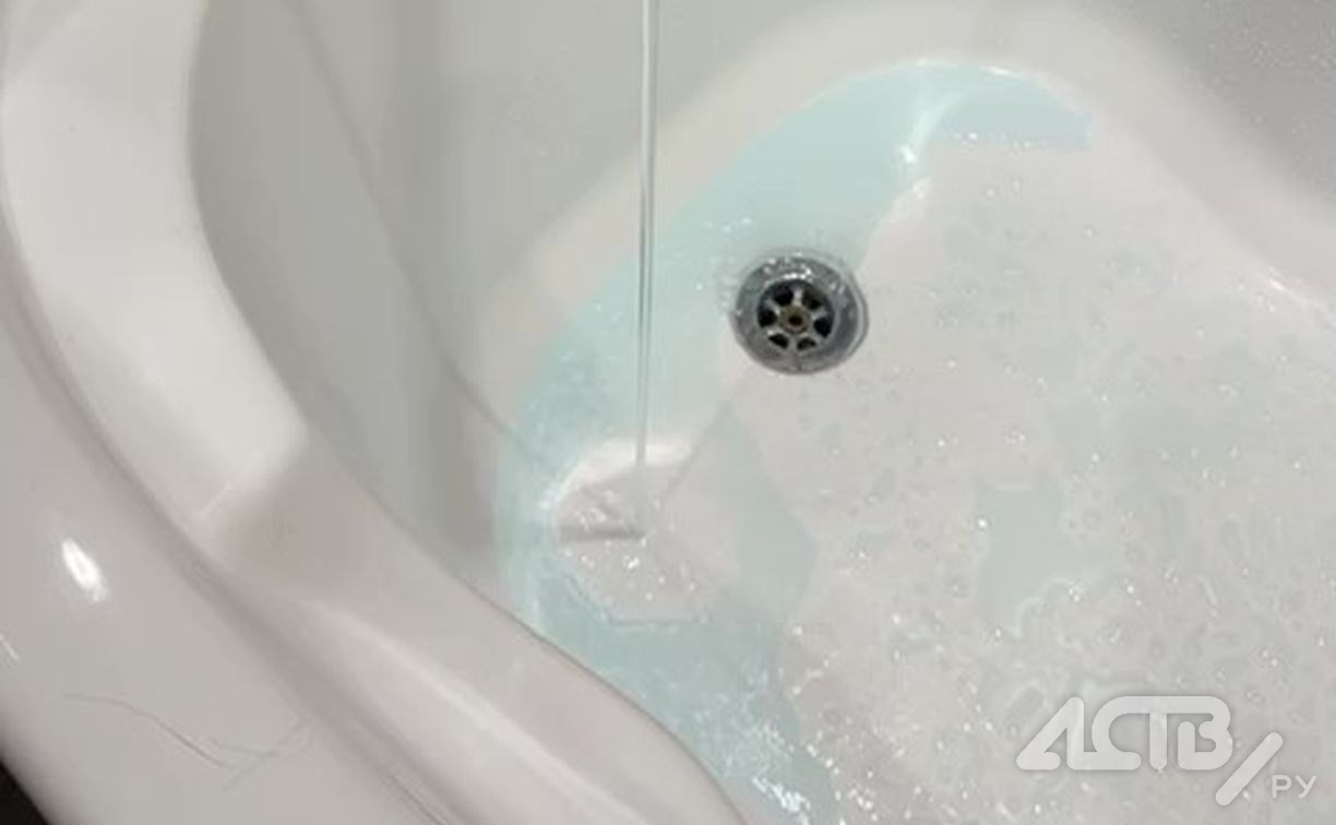 Голубая вода полилась из крана южносахалинки: что известно о ситуации с водой в Дальнем