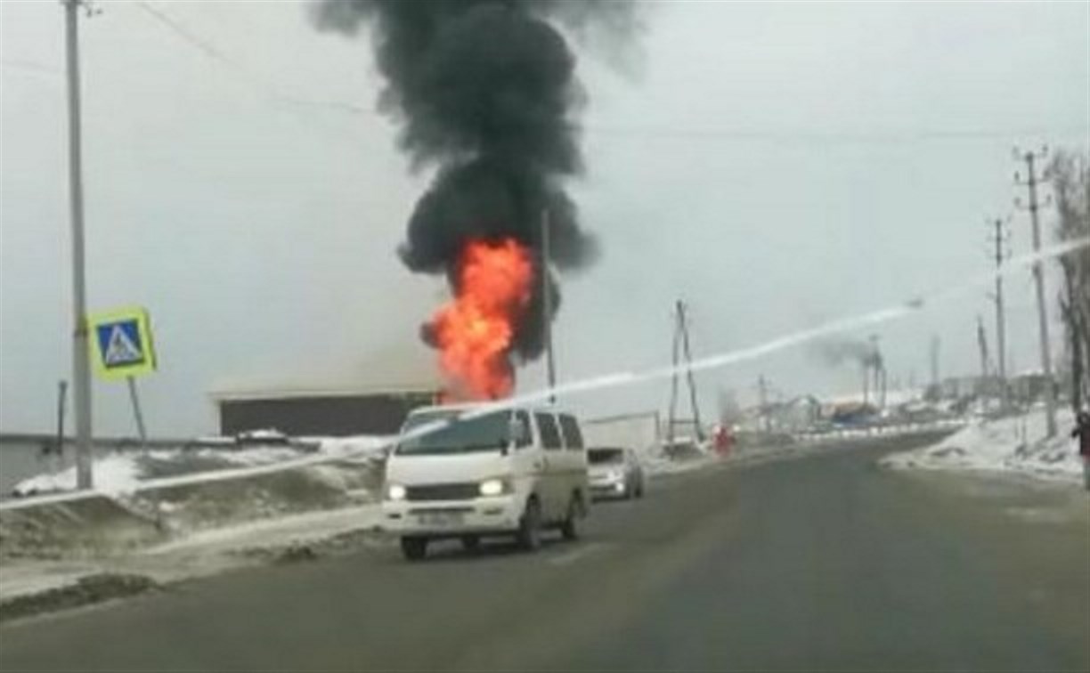 Пожар в гараже-мастерской потушили в Холмске