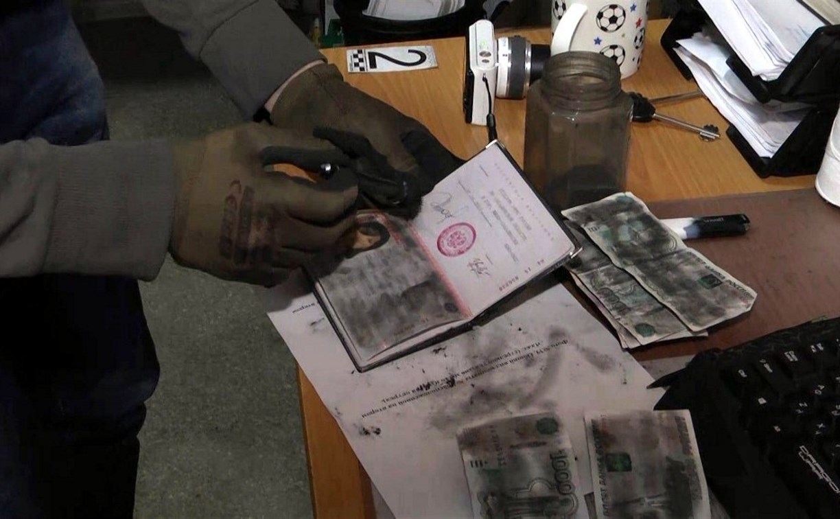 Мошенников, которые портили чужие паспорта за деньги, задержали в Южно-Сахалинске