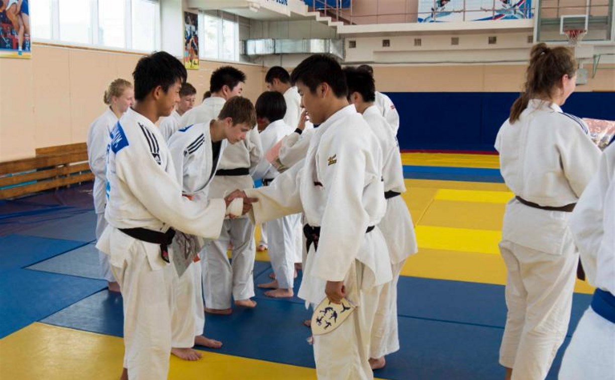 Японские дзюдоисты преподали урок южносахалинским спортсменам