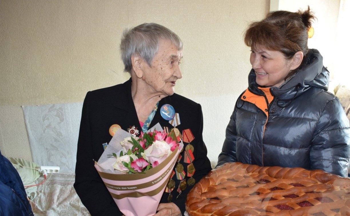 Ветеранов Великой Отечественной войны в Корсакове поздравили с 23 февраля пирогами 