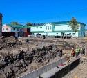 На "Пяти углах" в Корсакове высадят новые деревья вместо вырубленных