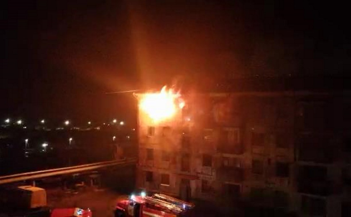 Восемь часов пожарные тушили горящий дом в Томари